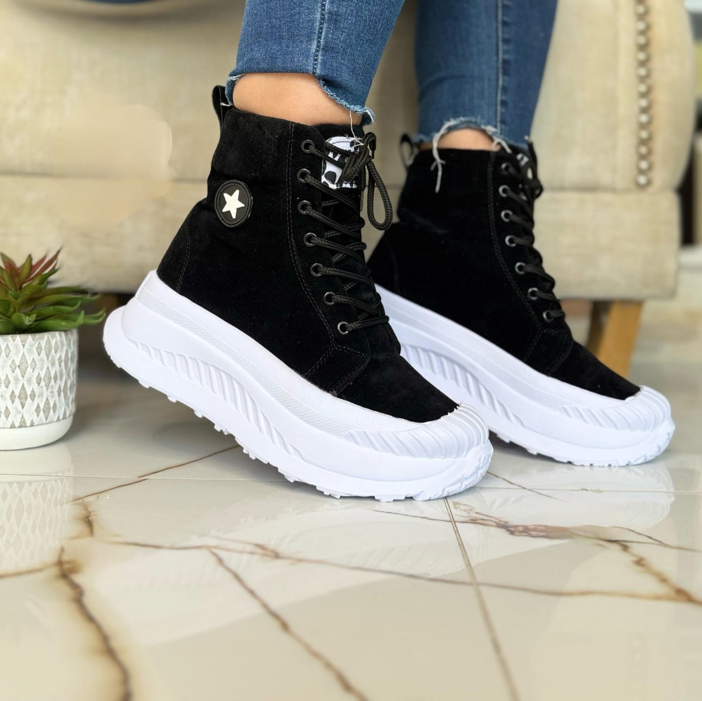 gid://shopify/MediaImage/24692326367326